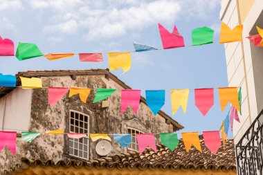 Salvador, Bahia, Brezilya - 16 Haziran 2022: Pelourinho sokakları Salvador, Bahia 'daki Sao Joao bayramı için renkli bayraklarla süslenmiştir..