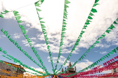 Salvador, Bahia, Brezilya - 16 Haziran 2022: Salvador, Bahia 'daki Sao Joao bayramı için renkli bayraklarla Pelourinho madalyası.