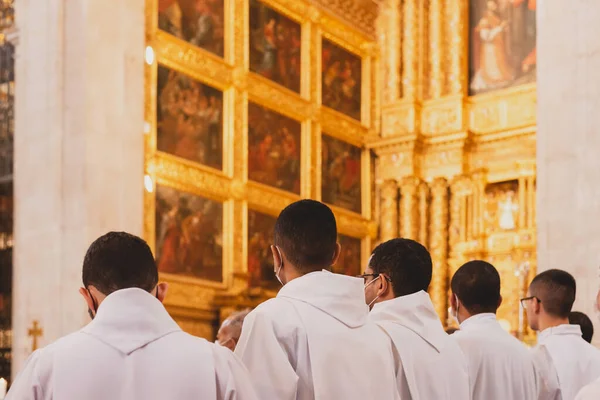 萨尔瓦多 巴西巴伊亚州 巴伊亚州 2022年6月16日 巴巴多斯人在巴伊亚州佩鲁林霍的萨尔瓦多大教堂参加了基督体弥撒 — 图库照片