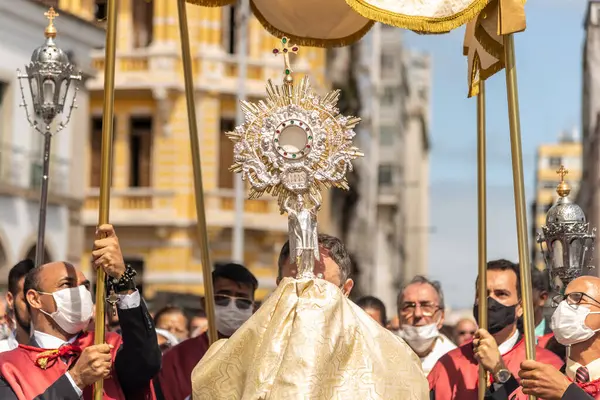 Salvador, Bahia, Brezilya - 16 Haziran 2022: Corpus Christi alayı binlerce insanı Pelourinho, Salvador, Bahia sokaklarında topladı.