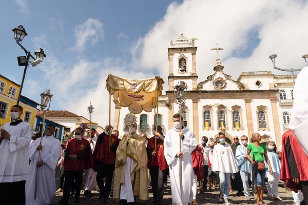 Salvador, Bahia, Brezilya - 16 Haziran 2022: Katolik inananlardan oluşan bir kalabalık Pelourinho, Salvador, Bahia sokaklarında bir Corpus Christi alayı sırasında görüldü..