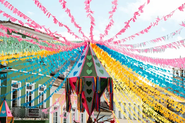 Salvador, Bahia, Brezilya - 16 Haziran 2022: Balon ve renkli bayraklar Salvador, Bahia 'daki Sao Joao ziyafeti için Pelourinho' yu süslüyor.