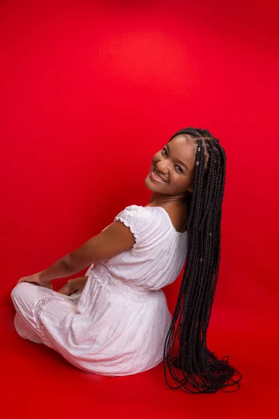 Schöne Junge Schwarze Frau Sitzt Lächelnd Die Kamera Vereinzelt Auf — Stockfoto