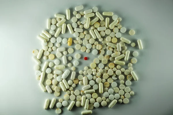 Plusieurs Vieilles Pilules Différentes Couleurs Sont Disposées Sur Une Surface — Photo