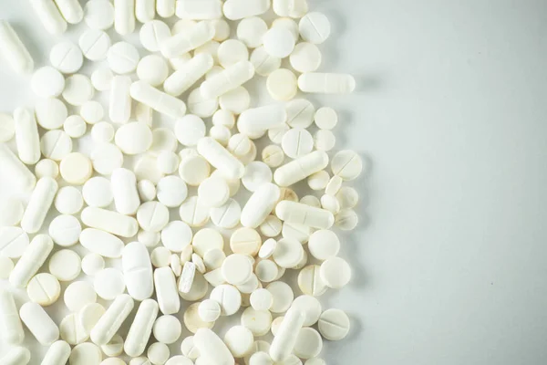 Белые Таблетки Выложены Светло Серой Поверхности Медицинские Принадлежности — стоковое фото