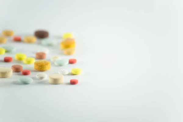 Diverse Pillole Diversi Colori Alcune Vecchie Disposte Una Superficie Grigio — Foto Stock