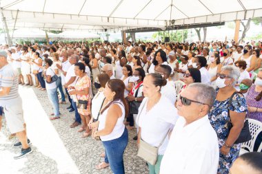 Salvador, Bahia, Brezilya - Ocak 06, 2023: Yüzlerce Katolik, geleneksel 2023 Cuma günü Salvador, Bahia 'daki Senhor do Bonfim kilisesinde düzenlenen açık hava ayinine katıldı..