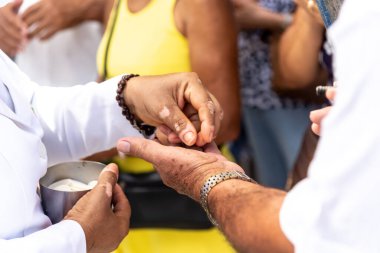 Salvador, Bahia, Brezilya - 06 Ocak 2023: Katolik inananlar, geleneksel 2023 Cuma günü Salvador, Bahia 'daki Senhor do Bonfim kilisesinde ağırlanıyor..