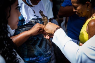 Salvador, Bahia, Brezilya - 06 Ocak 2023: Katolik inananlar, geleneksel 2023 Cuma günü Salvador, Bahia 'daki Senhor do Bonfim kilisesinde ağırlanıyor..