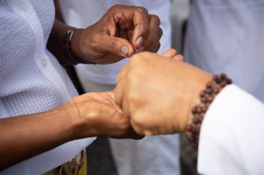 Salvador, Bahia, Brezilya - 06 Ocak 2023: Katolik inananlar, geleneksel 2023 Cuma günü Salvador, Bahia 'daki Senhor do Bonfim kilisesinde ağırlanıyor..