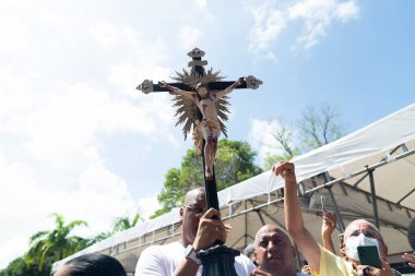 Salvador, Bahia, Brezilya - 06 Ocak 2023: Katolik inananlar, İsa 'nın çarmıha gerildiği ilk cuma günü Salvador, Bahia' daki Sinyor do Bonfim kilisesinde İsa 'nın resmine eşlik ederler..