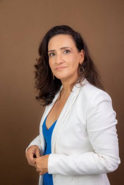 Kameraya bakan koçun portresi. Müşterilerinizi bir hedefe ulaşmak için cesaretlendirin ve motive edin. Kahverengi arkaplanda izole.