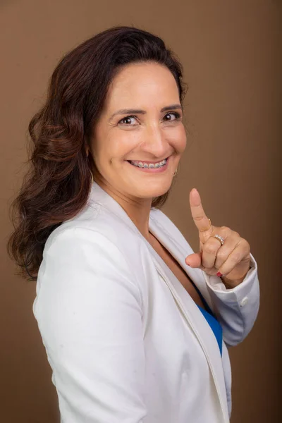 Retrato Mulher Treinadora Fazendo Gesto Mão Conceito Gestor Democrático Motivador — Fotografia de Stock