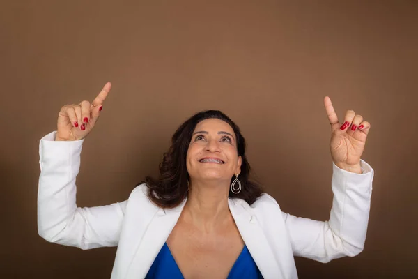 Coaching Mulher Apontando Com Dedos Olhando Para Cima Gestão Democrática — Fotografia de Stock
