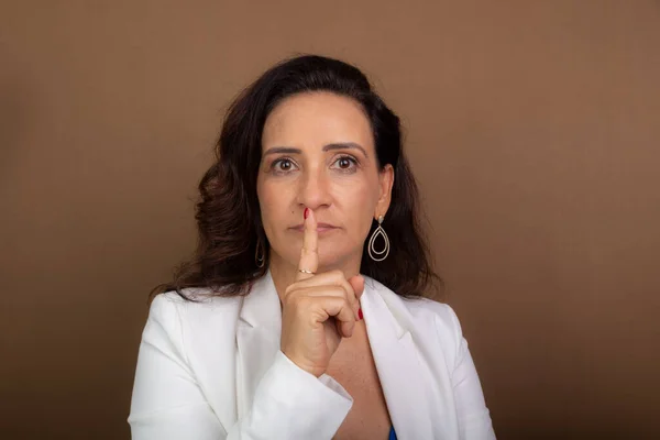 Mujer Entrenadora Pidiendo Silencio Con Dedo Boca Gestión Democrática Motivadora —  Fotos de Stock