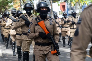 Salvador, Bahia, Brezilya - 07 Eylül 2022: Bahia Askeri Polisi, Brezilya 'nın Salvador kentindeki bağımsızlık günü geçit töreninde yürüyüş yapıyor.
