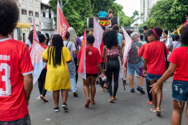 Salvador, Bahia, Brezilya - 29 Ekim 2022: Crespo Güçlendirme Yürüyüşü sırasında aktivistler Salvador şehir merkezinin sokaklarında yürüyor. Bahia, Brezilya