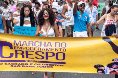 Salvador, Bahia, Brezilya - 29 Ekim 2022: Marcha do Empoderamento Crespo Salvador, Bahia 'da afişler ve afişlerle aktivistler görülüyor.