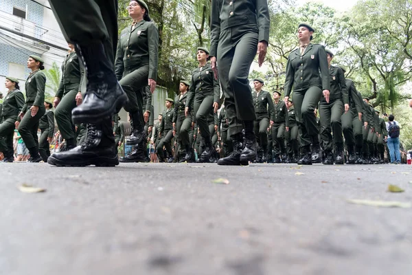萨尔瓦多 巴西巴伊亚州 2022年9月7日 在巴西巴伊亚州萨尔瓦多举行的独立阅兵式上看到女兵 — 图库照片