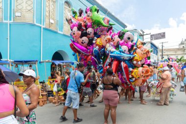 Nazare, Bahia, Brezilya - 08 Nisan 2023: Nazare, Bahia 'daki geleneksel Caxixis fuarında insanlar parçaları ziyaret edip satın alıyorlar.