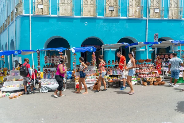 巴西巴伊亚州纳扎雷市2023年4月8日 人们在巴伊亚州纳扎尔市传统的卡西克斯市集市上购买艺术品 — 图库照片