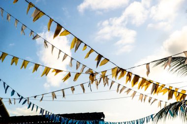 Valenca, Bahia, Brezilya - 22 Haziran 2022: Valenca, Bahia, Brezilya 'daki Matriz kilisesinden Sao Joao' nun bir ağaç ve dekorasyonunun ışığı.