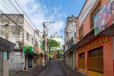 Valenca, Bahia, Brezilya - 24 Haziran 2022: Bahia 'daki Vaenca kentinin merkezinin boş sokakları.