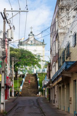 Valenca, Bahia, Brezilya - 24 Haziran 2022: Bahia 'daki Vaenca kentinin merkezinin boş sokakları.