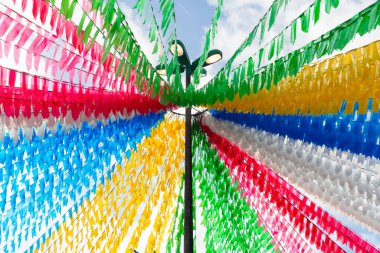 Valenca, Bahia, Brezilya - 24 Haziran 2022: Valenca, Bahia kentindeki Festa Junina de Sao Joao için balonlarla ve renkli bayraklarla süslenmiş meydan.