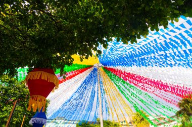 Valenca, Bahia, Brezilya - 24 Haziran 2022: Valenca, Bahia kentindeki Festa Junina de Sao Joao için balonlarla ve renkli bayraklarla süslenmiş meydan.