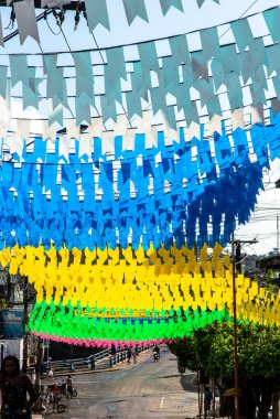 Valenca, Bahia, Brezilya - 24 Haziran 2022: Bahia 'nın Valena kentindeki Sao Joao festivali için renkli bayraklarla süslenmiş sokaklar.