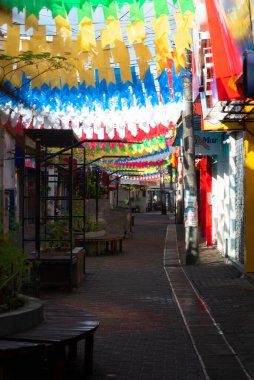 Valenca, Bahia, Brezilya - 24 Haziran 2022: Bahia 'nın Valena kentindeki Sao Joao festivali için renkli bayraklarla süslenmiş sokaklar.