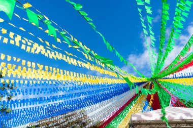 Valenca, Bahia, Brezilya - 24 Haziran 2022: Valenca, Bahia 'da düzenlenen Haziran ayı Sao Joao festivali için balonlarla ve renkli bayraklarla süsleme.