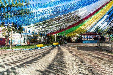 Valenca, Bahia, Brezilya - 24 Haziran 2022: Valenca, Bahia kentindeki Festa Junina de Sao Joao için balonlarla ve renkli bayraklarla süslenmiş meydan.