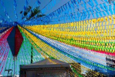 Valenca, Bahia, Brezilya - 24 Haziran 2022: Valenca, Bahia 'da düzenlenen Haziran ayı Sao Joao festivali için balonlarla ve renkli bayraklarla süsleme.
