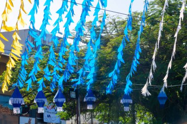 Valenca, Bahia, Brezilya - 24 Haziran 2022: Valenca, Bahia 'daki Festa Junina de Sao Joao için bayraklar ve renkli balonlarla süsleme.