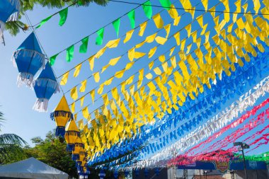 Valenca, Bahia, Brezilya - 24 Haziran 2022: Valenca, Bahia 'daki Festa Junina de Sao Joao için bayraklar ve renkli balonlarla süsleme.