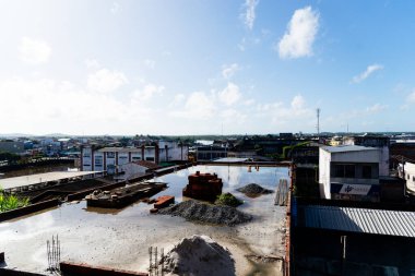 Valenca, Bahia, Brezilya - 24 Haziran 2022: Şehrin tepesinden ve Bahia 'daki Valenca Nehri' nden görüntü.