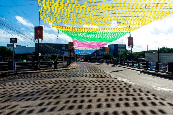 2022年6月24日 巴西巴伊亚州瓦伦卡 巴伊亚州瓦伦卡市街道 为圣若昂节装饰彩旗 — 图库照片