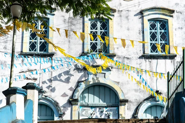 2022年6月24日 巴西巴伊亚州瓦伦卡 Matriz教堂的立面 装饰着黄色的旗帜 以庆祝圣若昂节 巴伊亚州瓦伦卡市 — 图库照片