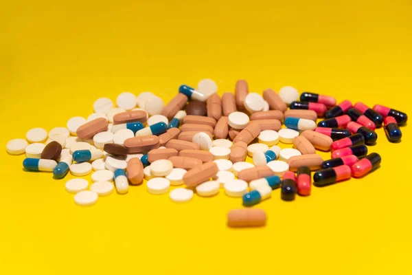 Diverse Pillole Diversi Colori Disposti Una Superficie Gialla Forniture Mediche — Foto Stock