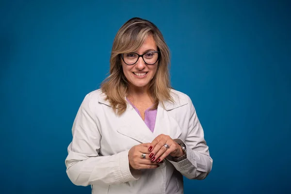 Γυναίκα Γιατρός Αυτοπεποίθηση Ντυμένη Μπεζ Παλτό Φορώντας Γυαλιά Και Χαμογελώντας — Φωτογραφία Αρχείου