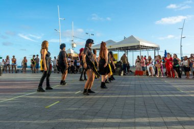 Salvador, Bahia, Brezilya - 22 Ekim 2022: Birçok insan Salvador, Bahia 'daki Farol da Barra' da bir dans gösterisi izliyor.