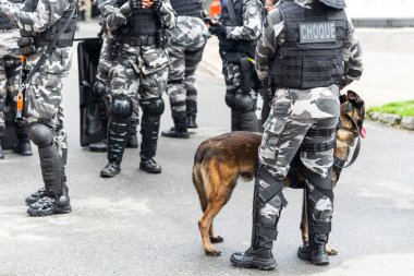 Salvador, Bahia, Brezilya - 07 Eylül 2022: Bahia Askeri Polisinden şok birlikleri, Salvador kentinde düzenlenen Brezilya Bağımsızlık Günü geçit töreninin başlamasını bekliyorlar.