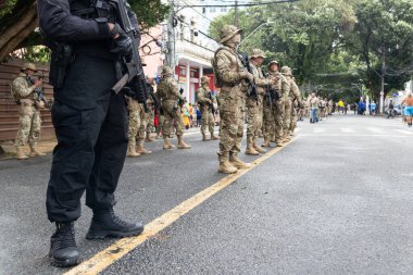 Salvador, Bahia, Brezilya - 07 Eylül 2022: Bahia Askeri Polisi 'nin askerleri Salvador, Bahia' daki Brezilya bağımsızlık yürüyüşünde görüldü.