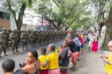 Salvador, Bahia, Brezilya - 07 Eylül 2022: İnsanlar Salvador, Bahia 'daki Brezilya bağımsızlık geçidini izlerken görüldü.