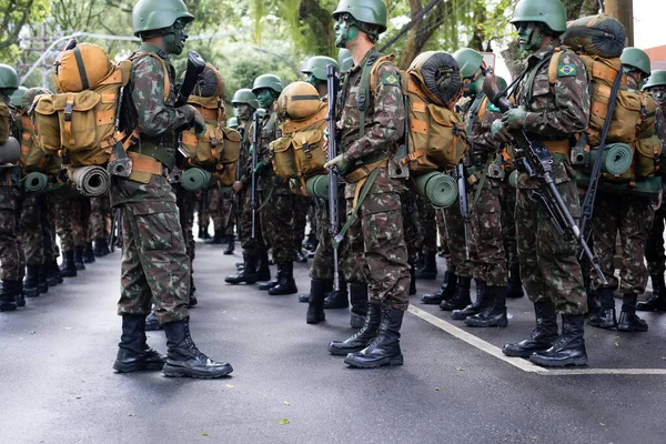 萨尔瓦多 巴西巴伊亚州 2022年9月7日 军队士兵在萨尔瓦多 巴伊亚州等待巴西独立日游行的开始 — 图库照片