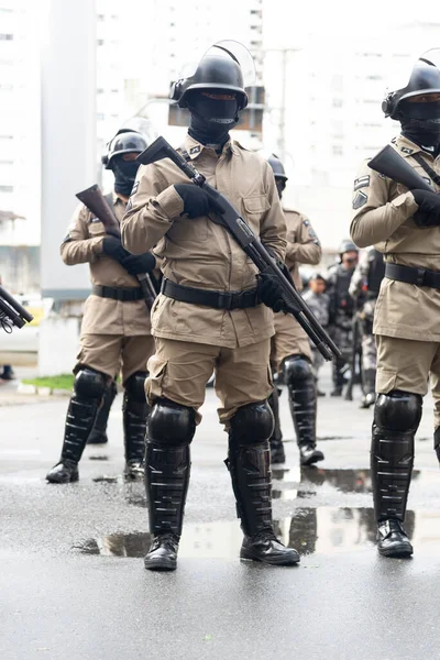 ブラジル バヒア州サルバドール 2022年9月7日 バヒア軍警察の兵士たちは サルバドール市でのブラジル独立記念日パレードの開始を待っています — ストック写真