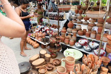 Nazare, Bahia, Brezilya - 08 Nisan 2023: Nazare, Bahia 'daki geleneksel Caxixis fuarında insanlar parçaları ziyaret edip satın alıyorlar.