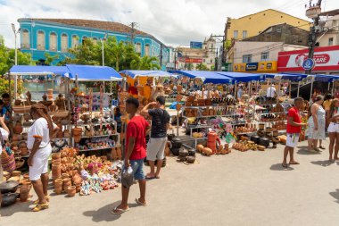 Nazare, Bahia, Brezilya - 08 Nisan 2023: Nazare, Bahia 'daki geleneksel Caxixis fuarında insanlar parçaları ziyaret edip satın alıyorlar.